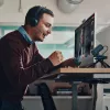 HP Poly Voyager Focus 2-M USB-C-C austiņas USB-C/A adapteris uzlādes statīvs Poly+ 3 gadi