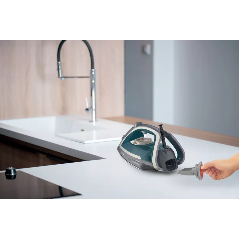 Steam iron Tefal Ultragliss Anti-Calc Plus FV6842 — 2800 W, 0.27 L tank, 260 g/min steam boost, 1.295 kg