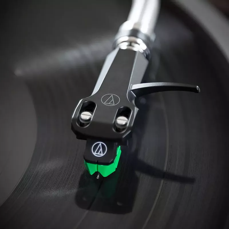 Audio-Technica AT-VM95E/H skaņuplašu kārtridžs ar AT-HS6BK galviņas turētāju, iepriekš samontēts (melns/zaļš)