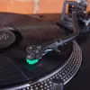 Audio-Technica AT-VM95E/H skaņuplašu kārtridžs ar AT-HS6BK galviņas turētāju, iepriekš samontēts (melns/zaļš)
