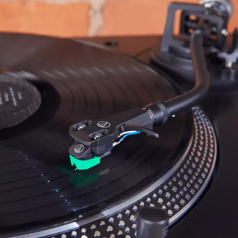 Audio-Technica AT-VM95E/H skaņuplašu kārtridžs ar AT-HS6BK galviņas turētāju, iepriekš samontēts (melns/zaļš)