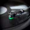Audio-Technica AT-VM95E/H skaņuplašu kārtridžs ar AT-HS6BK galviņas turētāju, iepriekš samontēts (melns/zaļš)