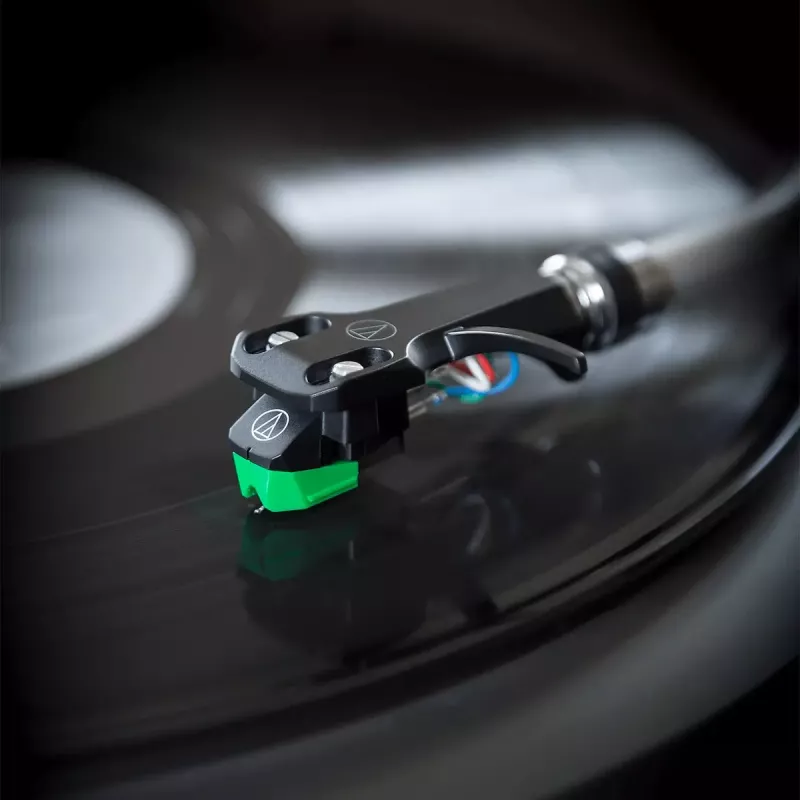 Audio-Technica AT-VM95E/H skaņuplašu kārtridžs ar AT-HS6BK galviņas turētāju, iepriekš samontēts (melns/zaļš)