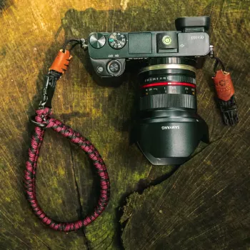 Kameras siksniņa MOBOTIX C-Rope Claw — neilons, sarkana, maks. garums 30 cm, dziļums 430 mm