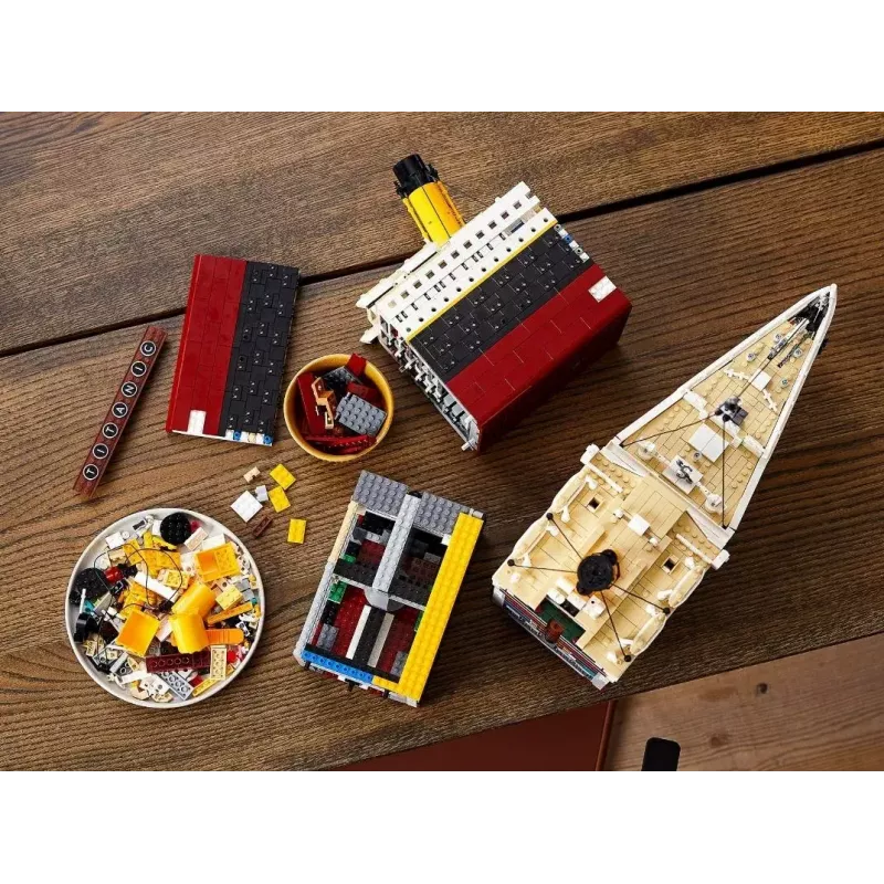 LEGO building set ICONS 10294 Titanic modeļa kopija — 9,090 gabali, 18+