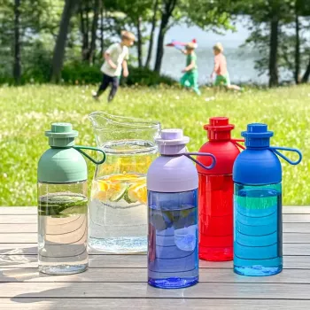 Dzeramā pudele room copenhagen 0,5 L — gaiši zaļa/caurspīdīga, plastmasas atkārtoti lietojama pudele