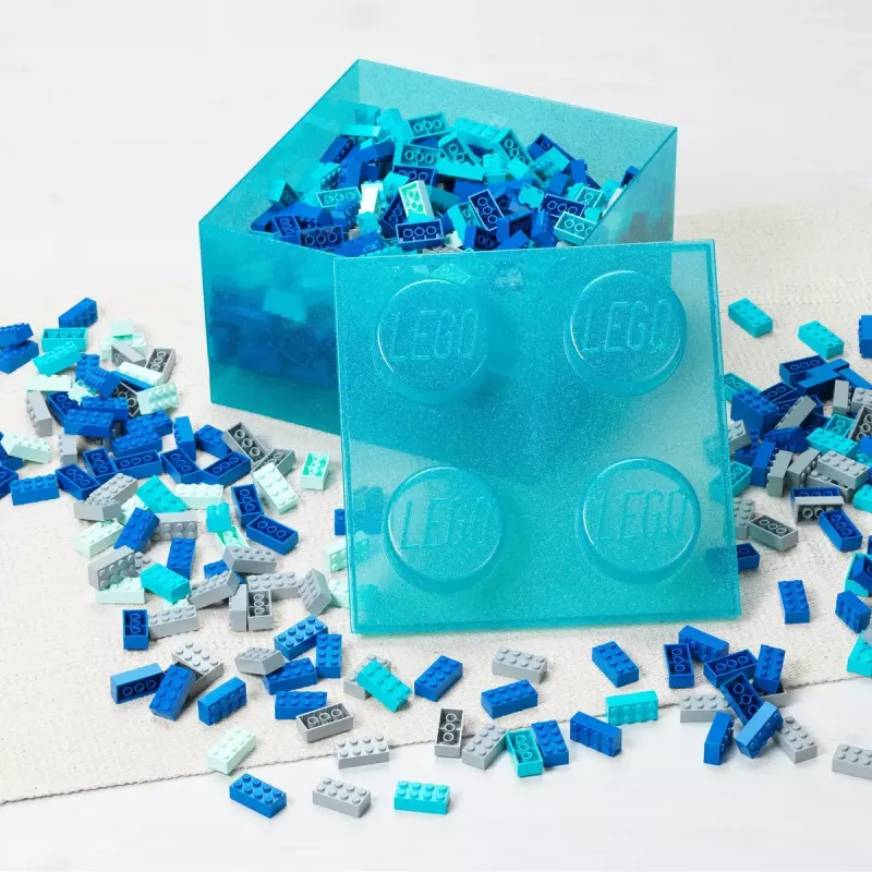 Storage Brick 4 Top Lid Glitter by room copenhagen — gaiši zils/caurspīdīgs LEGO stila uzglabāšanas kaste