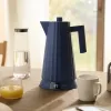 Elektriskā tējkanna Alessi Plissé 1,0 L 2200 W zila, termoplastiskais sveķis, slēpta pamatne, automātiska izslēgšanās