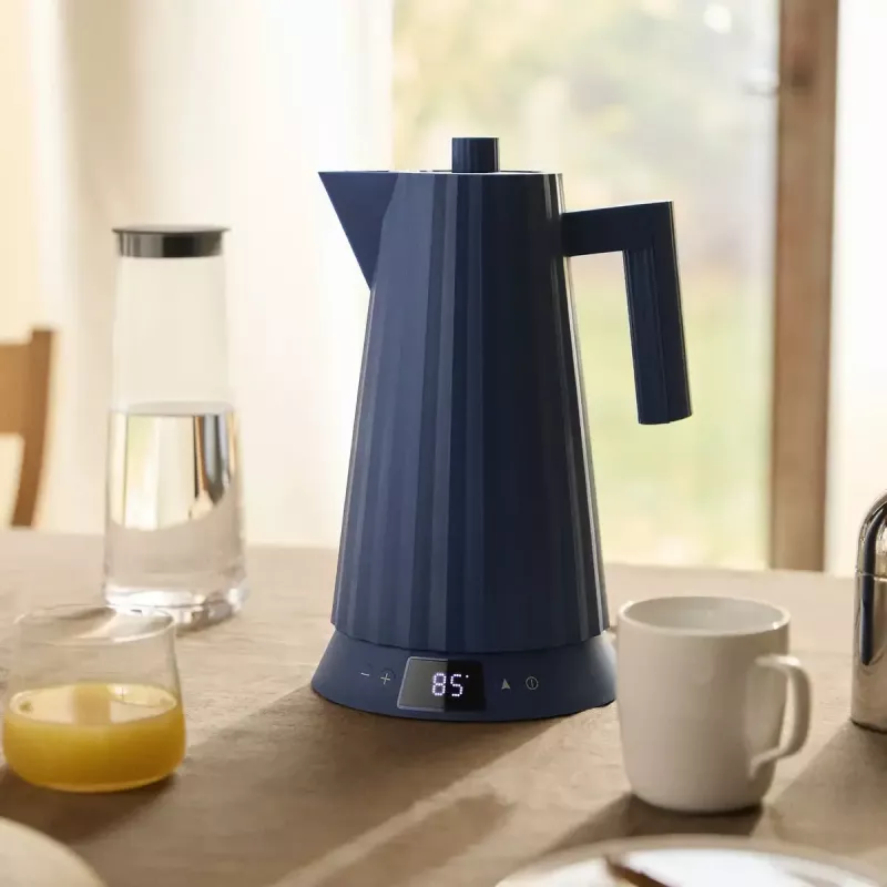 Elektriskā tējkanna Alessi Plissé 1,0 L 2200 W zila, termoplastiskais sveķis, slēpta pamatne, automātiska izslēgšanās