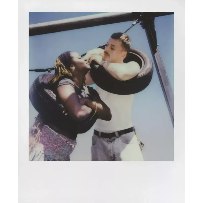 Momentuzņēmuma kamera POLAROID Now Gen 3 dzeltena — modelis 9158, analogā tūlītējās drukas kamera, iebūvēta zibspuldze