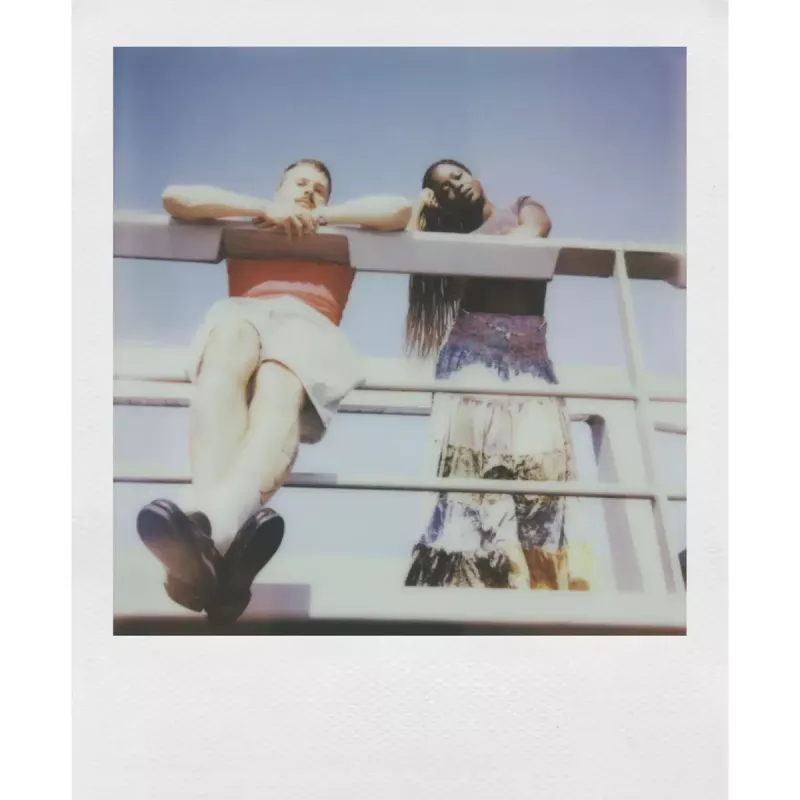 Momentuzņēmuma kamera POLAROID Now Gen 3 dzeltena — modelis 9158, analogā tūlītējās drukas kamera, iebūvēta zibspuldze