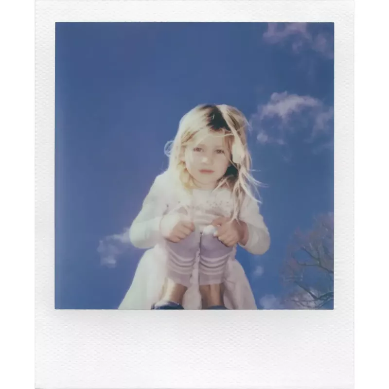 Momentuzņēmuma kamera POLAROID Now Gen 3 dzeltena — modelis 9158, analogā tūlītējās drukas kamera, iebūvēta zibspuldze