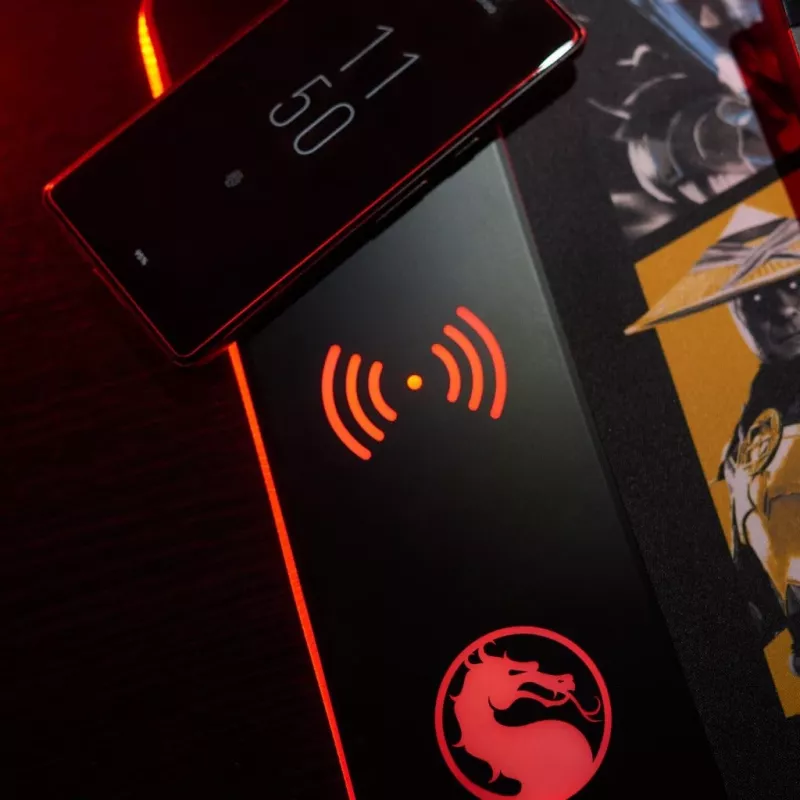 Numskull peļu paliktnis Mortal Kombat + bezvadu uzlāde 30x80cm