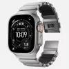 NOMAD Stratos Band - titāna aproce Apple Watch 49mm ar FKM (dabīgais titāns, melns FKM)