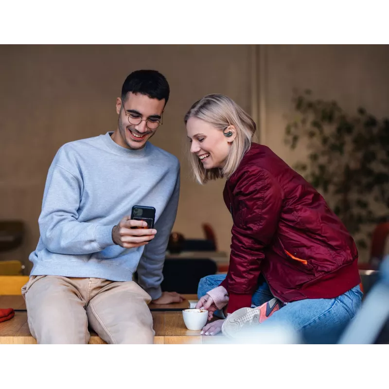 Cellularline Nebit – TWS tulkotāja austiņas NEBIT TWS ar reāllaika tulkošanas funkciju. Elegantas un inteliģentas, izstrādātas, lai pārvarētu valodas barjeras un nodrošinātu tūlītēju saziņu un transkripciju.