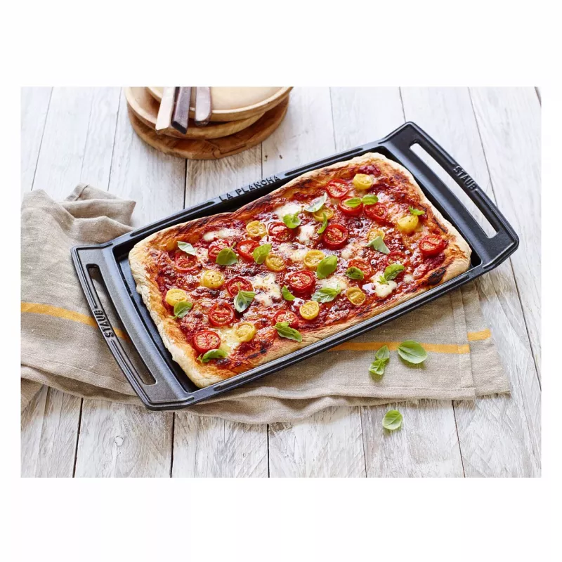 Staub Taisnstūra čuguna cepšanas panna ar vāku, melna, indukcijai piemērota, 38 cm