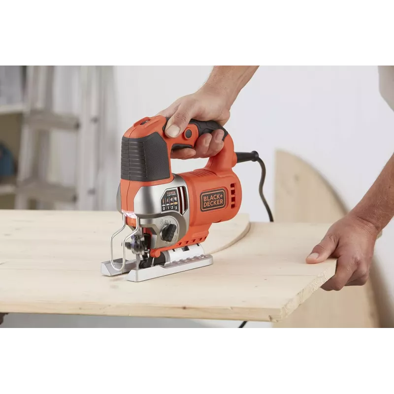 Black & Decker BES610K-QS 650W Svārsta finierzāģis komplektā ar kastīti
