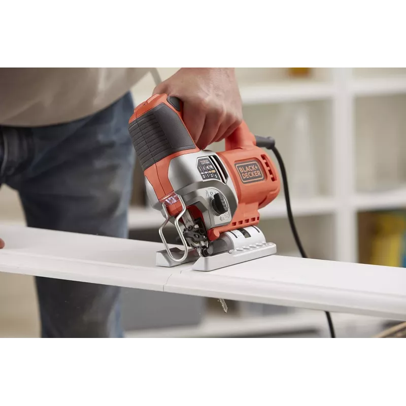 Black & Decker BES610K-QS 650W Svārsta finierzāģis komplektā ar kastīti