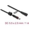 Delock DC pagarinājuma kabelis 5,5 x 2,5 mm spraudnis pret ligzdu ar skrūvju fiksāciju M12 x 1,75 mm vītne ūdensizturīgs 18 AWG, 1 m melns (67386)