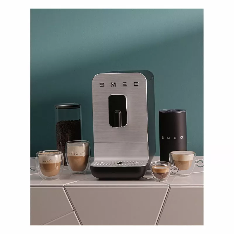 SMEG BCC11BLMEU Kafijas automāts ar dzirnaviņām un tvaika funkciju, matēti melns