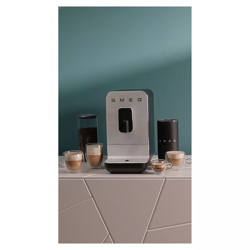 SMEG BCC11BLMEU Kafijas automāts ar dzirnaviņām un tvaika funkciju, matēti melns