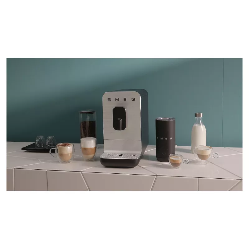 SMEG BCC11BLMEU Kafijas automāts ar dzirnaviņām un tvaika funkciju, matēti melns