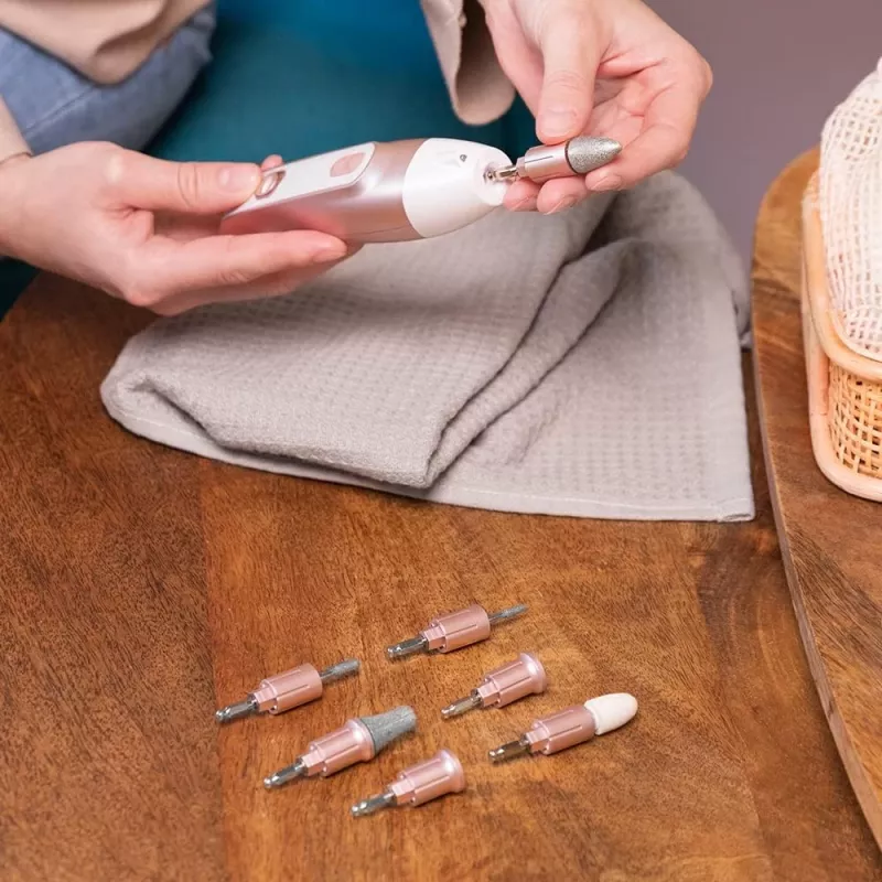 Cecotec PinkyCare 700 Perfect Nails elektriskais manikīra un pedikīra komplekts, nagu urbis, 7 stiprinājumi, 2 ātrumi, uzlādējams, rozā/balts