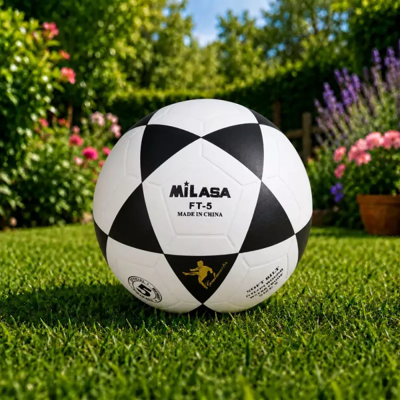 LEAN TOYS Treniņbumba futbolam uz zāles laukuma Melnbalta Milasa 22cm 5. izmērs