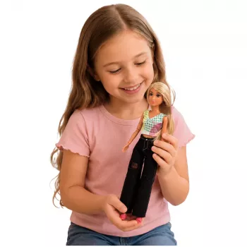 LEAN TOYS Anlily modes lelle tumšos džinsos, krāsainā topā, blondiem matiem