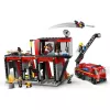 Konstrukciju rotaļlieta LEGO City Ugunsdzēsēju stacija ar grozāmo kāpņu transportlīdzekli 60414 — 843 detaļas, 5 minifigūras, 220×320×140 mm