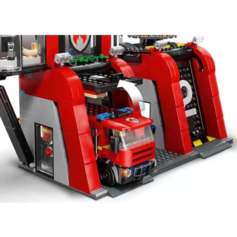 Konstrukciju rotaļlieta LEGO City Ugunsdzēsēju stacija ar grozāmo kāpņu transportlīdzekli 60414 — 843 detaļas, 5 minifigūras, 220×320×140 mm