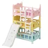 EPOCH Sylvanian Families trīspakāpju divstāvu gultas - leļļu mājas mēbeles, 3 līmeņi, balta ar rozā akcentiem, ietver kāpnes un 3 matračus, mazuļu figūriņām, vecumam no 3 gadiem