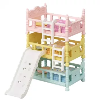 EPOCH Sylvanian Families trīspakāpju divstāvu gultas - leļļu mājas mēbeles, 3 līmeņi, balta ar rozā akcentiem, ietver kāpnes un 3 matračus, mazuļu figūriņām, vecumam no 3 gadiem