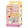 EPOCH Sylvanian Families trīspakāpju divstāvu gultas - leļļu mājas mēbeles, 3 līmeņi, balta ar rozā akcentiem, ietver kāpnes un 3 matračus, mazuļu figūriņām, vecumam no 3 gadiem