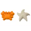 LEAN TOYS Smilšu rotaļlietu komplekts - spainītis, dzirnaviņas, sietiņš, 3 pasteļkrāsas veidnes (6 gab.)