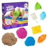 Kinetic Sand Beach Adventure komplekts – 907g smiltis 3 krāsās ar veidnēm, rīku un rotaļu paplāti