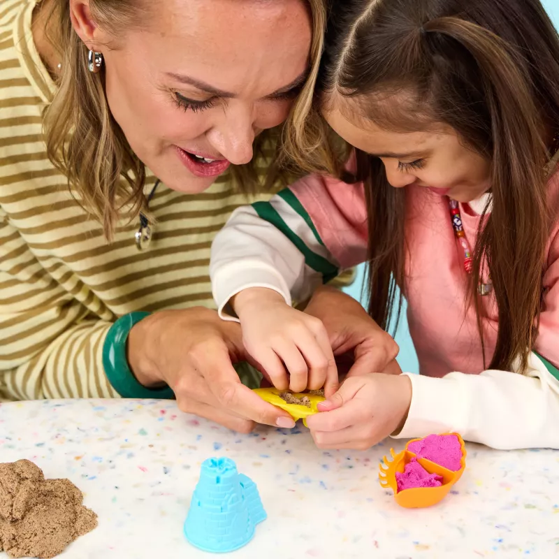 Kinetic Sand Beach Adventure komplekts – 907g smiltis 3 krāsās ar veidnēm, rīku un rotaļu paplāti