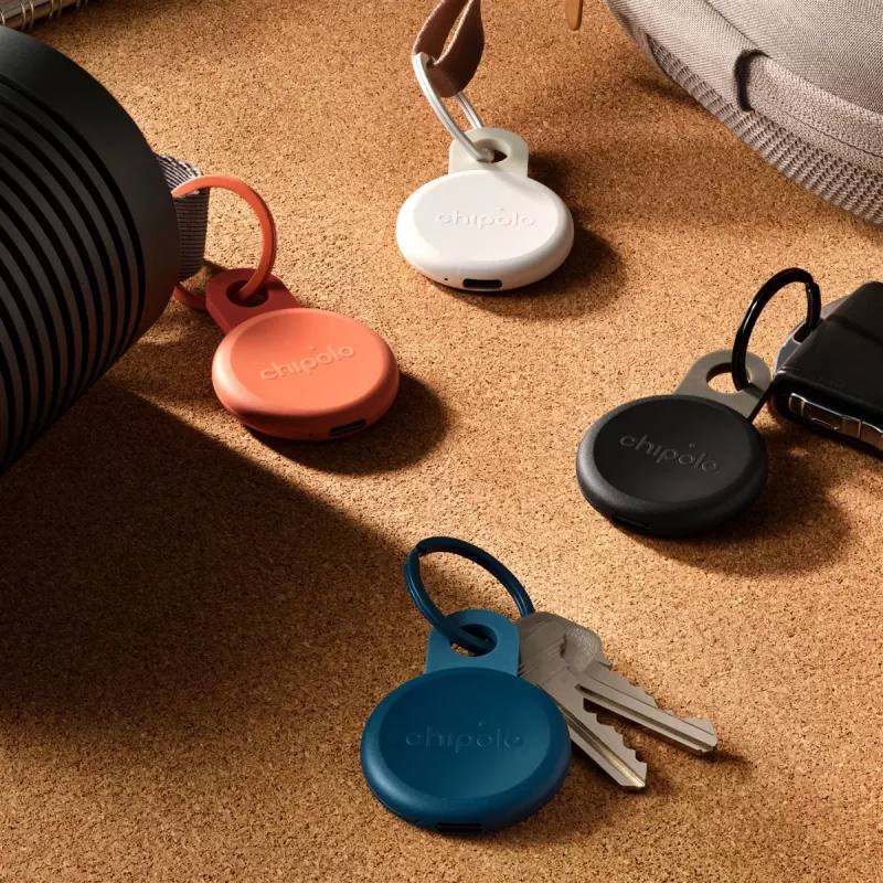Chipolo LOOP – Uzlādējams Bluetooth izsekotājs ar silikona cilpu iOS un Android ierīcēm, 4 komplekts (Charcoal, Chalk, Navy, Coral)