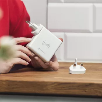 FORCELL F-ENERGY 4 vienā 15 W bezvadu lādētājs ar USB/USB-C pieslēgvietām un 8000 mAh jaudas banku