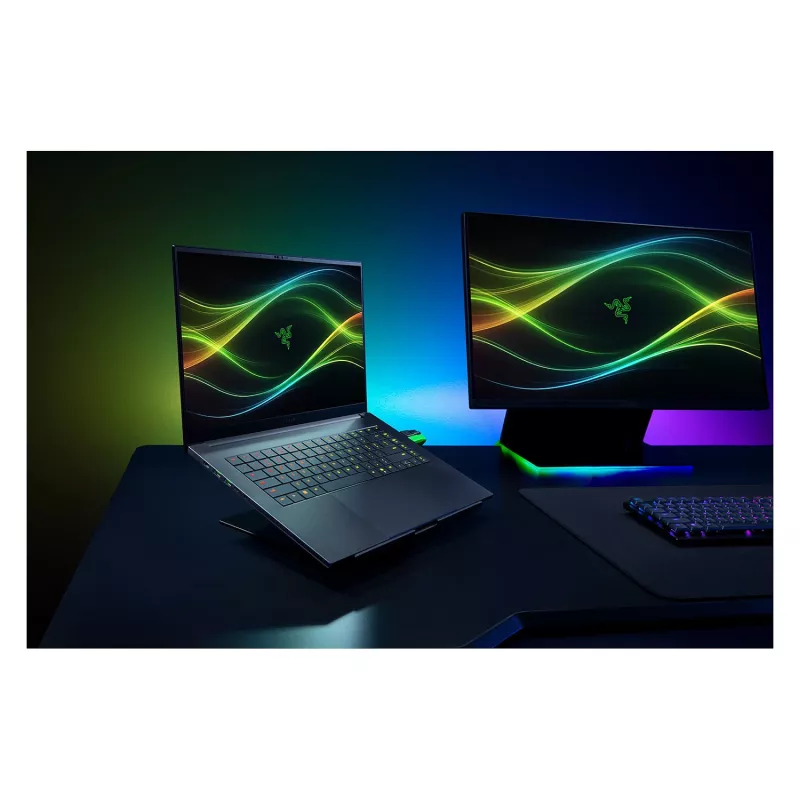Razer Blade 16 - 16 collu QHD+ 240Hz OLED displejs, Intel Core Ultra 9 386H, 32GB RAM, 2TB SSD, NVIDIA GeForce RTX 5090, Windows 11