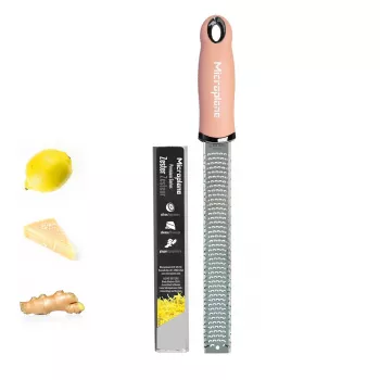 Microplane Premium Classic rīve Malve (Mauve) – smalkā miziņu rīve, nerūsējošā tērauda asmens, ergonomisks rokturis, mazgājama trauku mazgājamā mašīnā, aizsargvāciņš iekļauts