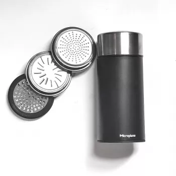 Microplane Universal Mill - Melns/Caurspīdīgs Rotējošs Rīve Cietajiem Sieriem, Šokolādei, Riekstiem, Garšvielām