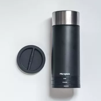 Microplane Universal Mill - Melns/Caurspīdīgs Rotējošs Rīve Cietajiem Sieriem, Šokolādei, Riekstiem, Garšvielām