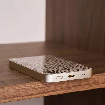 Burga magnētiskais 5000 mAh ārējais akumulators Almond Latte zelts