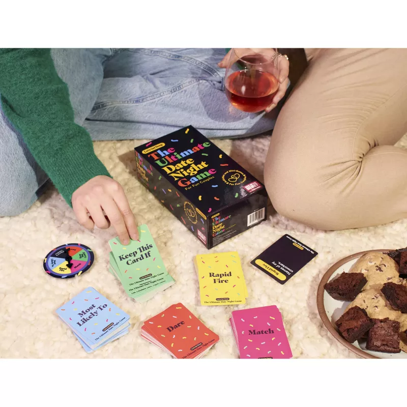 Just Play Let's Get Deep - Galīgā randiņu vakara spēle, 400 sarunu kartītes pāriem, 3 līmeņi: Ice Breaker, Deep, Deeper, 2+ spēlētāji, vecums 17+