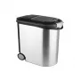 CURVER Pet Life 35L hermētisks mājdzīvnieku barības uzglabāšanas trauks ar riteņiem, sudraba krāsā, ietilpina 12kg sausās barības, bez BPA plastmasas