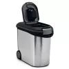 CURVER Pet Life 35L hermētisks mājdzīvnieku barības uzglabāšanas trauks ar riteņiem, sudraba krāsā, ietilpina 12kg sausās barības, bez BPA plastmasas