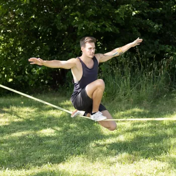 SCHILDKRÖT Slackline komplekts 15 m dzeltens, 50 mm plats ar sprūdrata savilkšanu - līdzsvara treniņu komplekts 970701
