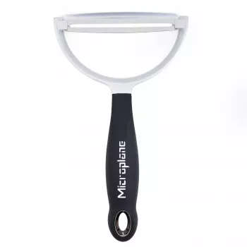Microplane Peeler XL rotējošais mizotājs ar ķirurģiska tērauda asmeni, ergonomisku Soft-Touch rokturi, iebūvētu acu izņēmēju, melns