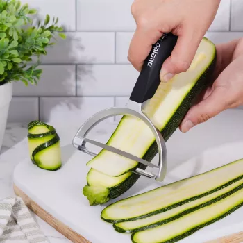 Microplane Peeler XL rotējošais mizotājs ar ķirurģiska tērauda asmeni, ergonomisku Soft-Touch rokturi, iebūvētu acu izņēmēju, melns